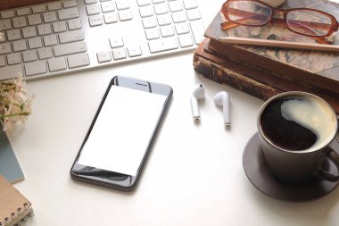Beyaz ekranlı cep telefonu tutan adam elleri.