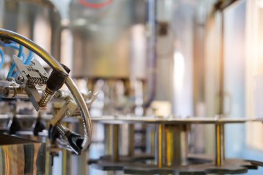 Kırpılmış görüntü Yöneticisi Teknik Endüstriyel Mühendis, tablet üzerinde izleme sistemi yazılımı ve sanayi ağı bağlantısı ile robotları çalışıyor ve kontrol ediyor.