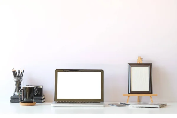 Mesa Trabalho Laptop Mockup Copiar Espaço Tela Branco Imagem Negócio — Fotografia de Stock