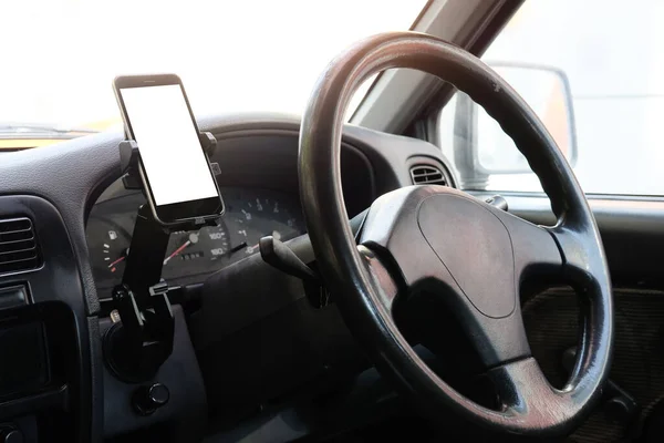 Widok Przyciętego Strzału Kierowca Korzysta Telefonu Podczas Jazdy Nowoczesny Smartfon — Zdjęcie stockowe