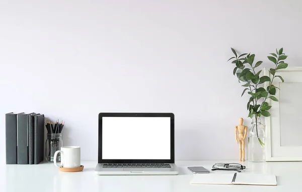 Çalışma masası ve model dizüstü bilgisayar. Boşluğu ve boş ekranı kopyala. İş görüntüsü, boş ekran dizüstü bilgisayar ve malzemeler. 