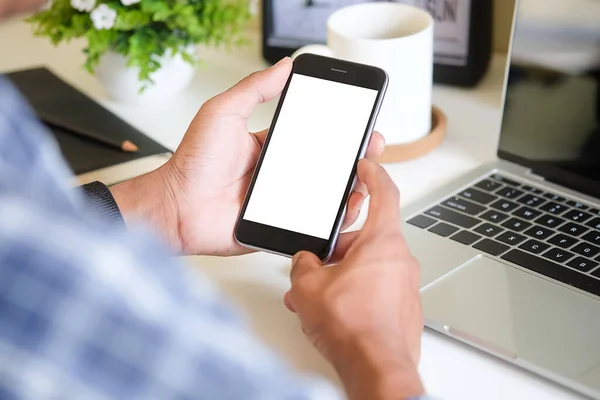 Metin mesajınız veya bilgi içeriğiniz için boş ekranlı akıllı telefonu tutan erkek eli görüntüsü, şehir ortamında cep telefonundan mesaj okuyan kadın görüntüsü.