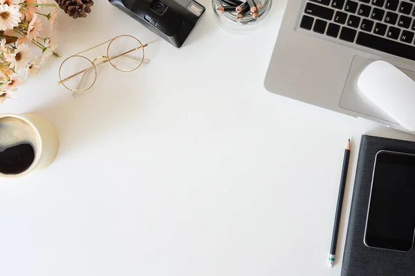 Simular Teléfono Móvil Portátil Portátil Taza Café Escritorio — Foto de Stock