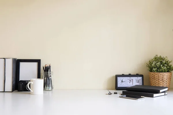 Modern çalışma masası ve uzay kitabını kopyalamak, ahşap masaya bitki ve kahve fincanı koymak.