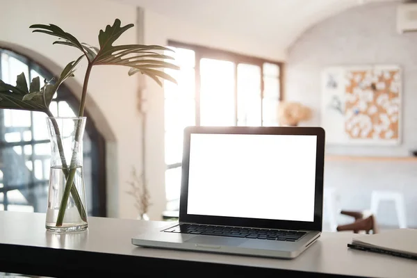 Boş Ekran çalışma alanını masadaki bilgisayar laptopuyla kopyala. 