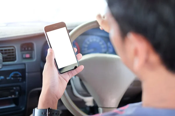 Zamknij Widok Przyciętego Strzału Kierowca Korzysta Telefonu Podczas Jazdy Nowoczesny — Zdjęcie stockowe