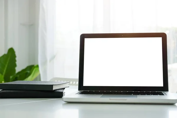 Boş Ekran Çalışma Alanını Masadaki Bilgisayar Laptopuyla Kopyala — Stok fotoğraf