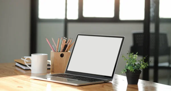 Schreibtisch Und Laptop Kopierraum Und Leerer Bildschirm Geschäftsimage Leerer Bildschirm — Stockfoto