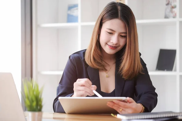 Modern Yerinde Bilgisayar Tabletleriyle Çalışan Gülümseyen Genç Kadını — Stok fotoğraf