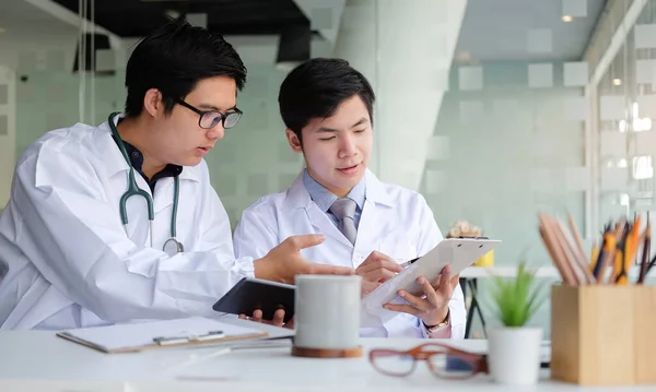 Beskuren Bild Medicinsk Personal Som Arbetar Sjukhuset Läkare Och Sjuksköterska — Stockfoto