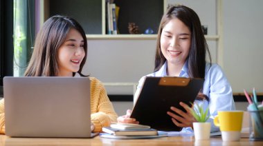 İş adamları modern ofisteki toplantı odasında projelerini tartışıyor..