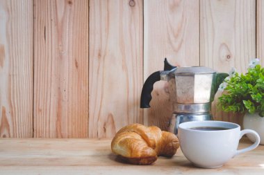 Sanayi ve imalat tesislerinde çalışan makinelerin bakımını yaparken miğferde Asyalı teknisyen var..