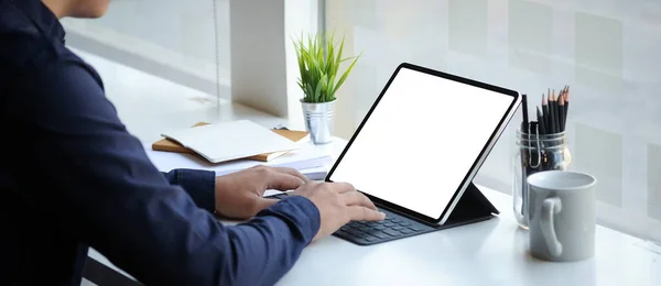 Geschäftsmann Arbeitet Seinem Arbeitsplatz Einem Tablet Computer Leerer Bildschirm Für — Stockfoto