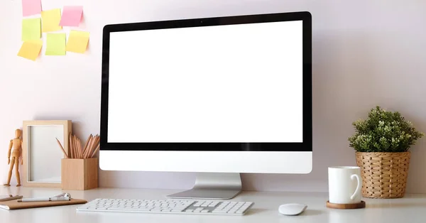 Nahaufnahme Eines Modernen Arbeitsplatzes Mit Leerem Weißen Monitor Verschiedenen Anderen — Stockfoto