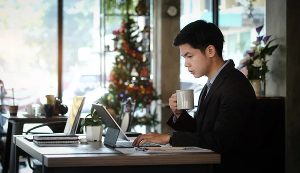 Businessman Suit Working Tablet Computer Writing Formation Document While Sitting — Stock Photo, Image