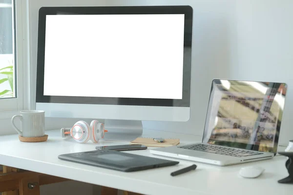 拥有空白屏幕和白桌设备的现代工作空间 空白屏幕为您提供信息 — 图库照片