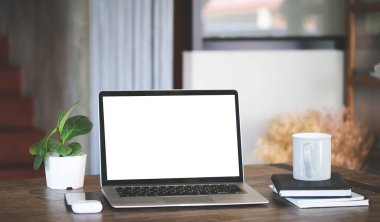 Boş ekranlı ve beyaz masadaki ekipmanlı modern çalışma alanı. Bilgi için boş ekran.