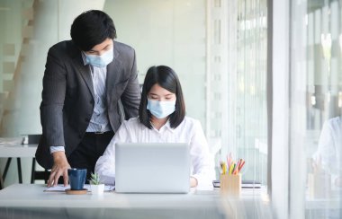 Belgeler ve dizüstü bilgisayarlarla çalışmak Danışmanlık ve iş planlaması.