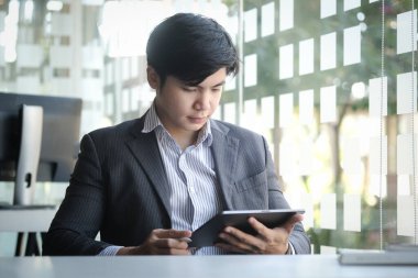 Ofisteki işadamları, şirketin geleceği için bir strateji planlıyorlar..