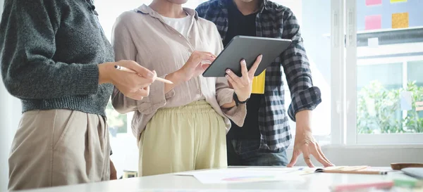 Gruppe Junger Designer Besprechungstisch Zur Diskussion Des Neuen Erfolgreichen Startup — Stockfoto