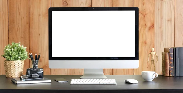Moderne Werkruimte Met Computer Met Blanco Scherm Apparatuur Witte Tafel — Stockfoto
