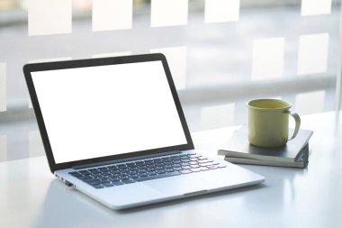 Boş Ekran çalışma alanını masadaki bilgisayar laptopuyla kopyala.