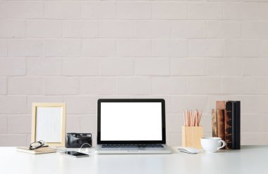 Boş Ekran çalışma alanını masadaki bilgisayar laptopuyla kopyala.