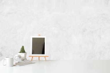 Model çalışma masası ve uzay kitabını kopyalamak, ahşap masaya bitki ve kahve koymak.
