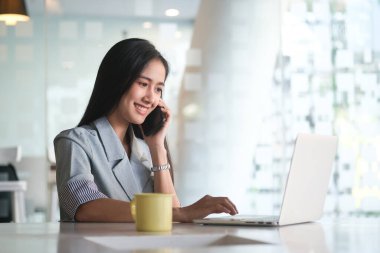 Toplantı odasında akıllı telefon ve laptop kullanan iş adamlarının çekimleri iptal edildi..