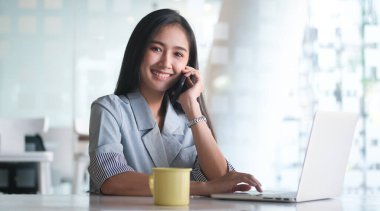 Toplantı odasında akıllı telefon ve laptop kullanan iş adamlarının çekimleri iptal edildi..