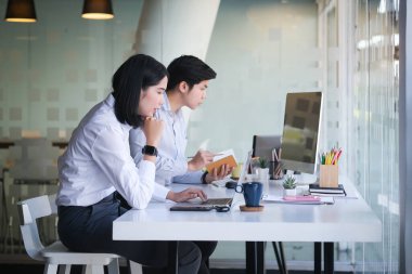 Belgeler ve dizüstü bilgisayarlarla çalışmak Danışmanlık ve iş planlaması.