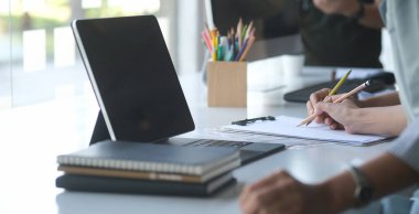 Belgeler ve dizüstü bilgisayarlarla çalışmak Danışmanlık ve iş planlaması.