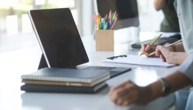 Belgeler ve dizüstü bilgisayarlarla çalışmak Danışmanlık ve iş planlaması.