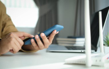 Beyaz ekranlı siyah cep telefonunun akıllı telefonunu taklit et..