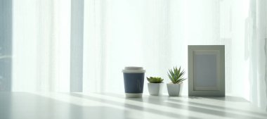 Model çalışma masası ve uzay kitabını kopyalamak, ahşap masaya bitki ve kahve koymak.