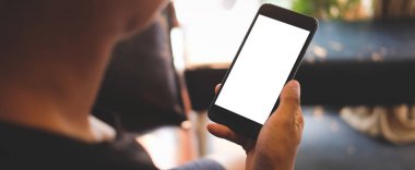 Beyaz ekranlı siyah cep telefonunun akıllı telefonunu taklit et..