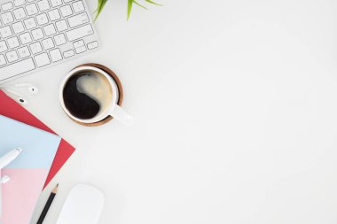 Not defteri, dizüstü bilgisayar ve kahve fincanı fare notlu üst görünüm ofis malzemeleri. Boş ekran cep telefonu ve masa başı çalışma alanı üzerindeki malzemeler ve kopyalama alanı..