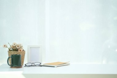 Model çalışma masası ve uzay kitabını kopyalamak, ahşap masaya bitki ve kahve koymak.