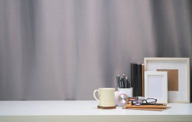 Model çalışma masası ve uzay kitabını kopyalamak, ahşap masaya bitki ve kahve koymak.