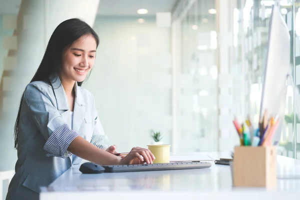 Young Female Administrative Assistant Making Notes Working Planning Organizing Information — Stock Photo, Image