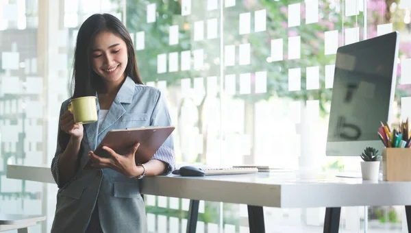 Young Female Administrative Assistant Making Notes Working Planning Organizing Information — Fotografia de Stock