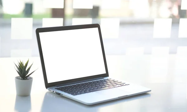 Boş ekranlı ve beyaz masadaki ekipmanlı modern çalışma alanı. Bilgi için boş ekran.