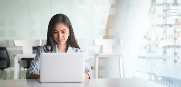 Çalışan iş kadını kavramını ve insanların mutlu iş kadınlarını ya da bilgisayarlı yaratıcı kadın ofis çalışanlarını belgelerle ve dizüstü bilgisayarlarla deftere yazmalarını kabul et..