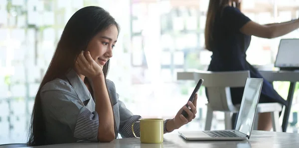 概念商业女性工作与人们快乐的女商人或富有创造力的女办公室职员 她们用计算机书写带有文件和笔记本电脑的笔记本 — 图库照片