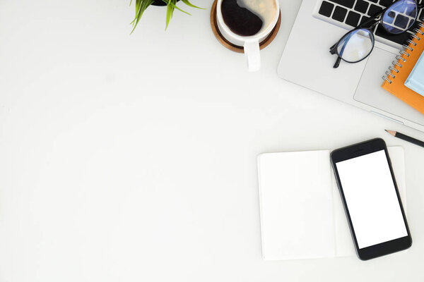 Топ-вид офисные вещи с блокнотом, ноутбуком и кофейным чашкой мыши блокнот shot.blank экран мобильного телефона и расходные материалы на рабочем столе и копировальное пространство.