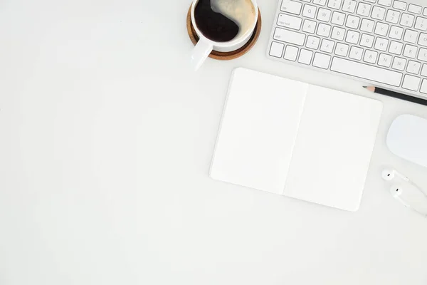 Not defteri, dizüstü bilgisayar ve kahve fincanı fare notlu üst görünüm ofis malzemeleri. Boş ekran cep telefonu ve masa başı çalışma alanı üzerindeki malzemeler ve kopyalama alanı..