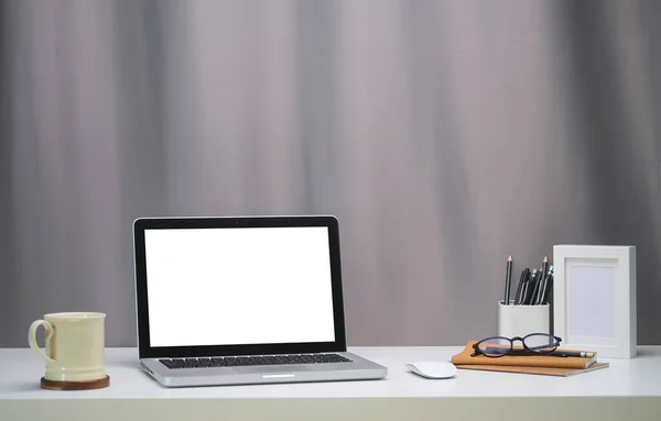 Moderne Werkruimte Met Computer Met Blanco Scherm Apparatuur Witte Tafel — Stockfoto