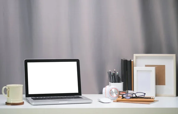 Espaço Trabalho Moderno Com Computador Com Tela Branco Equipamento Tabela — Fotografia de Stock