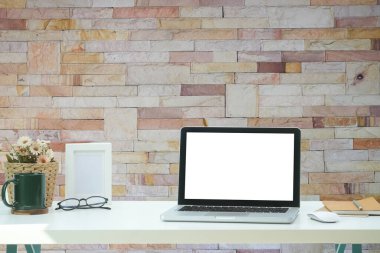 Boş ekranlı ve beyaz masadaki ekipmanlı modern çalışma alanı. Bilgi için boş ekran.