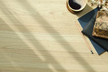 Beyaz masadaki dijital tablet, kahve fincanı ve not defteri olan grafik tasarımcı ya da fotoğrafçı çalışma alanının üst görüntüsü. Metin reklamı için boş ekran.